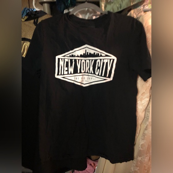 MV Sport New York City Tee- 744 *tee deal $15 or $12 w/offer - Picture 1 of 3